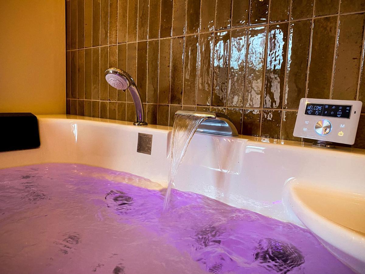 Love Room Suite Bali - Auray En Bretagne Brech Exterior photo