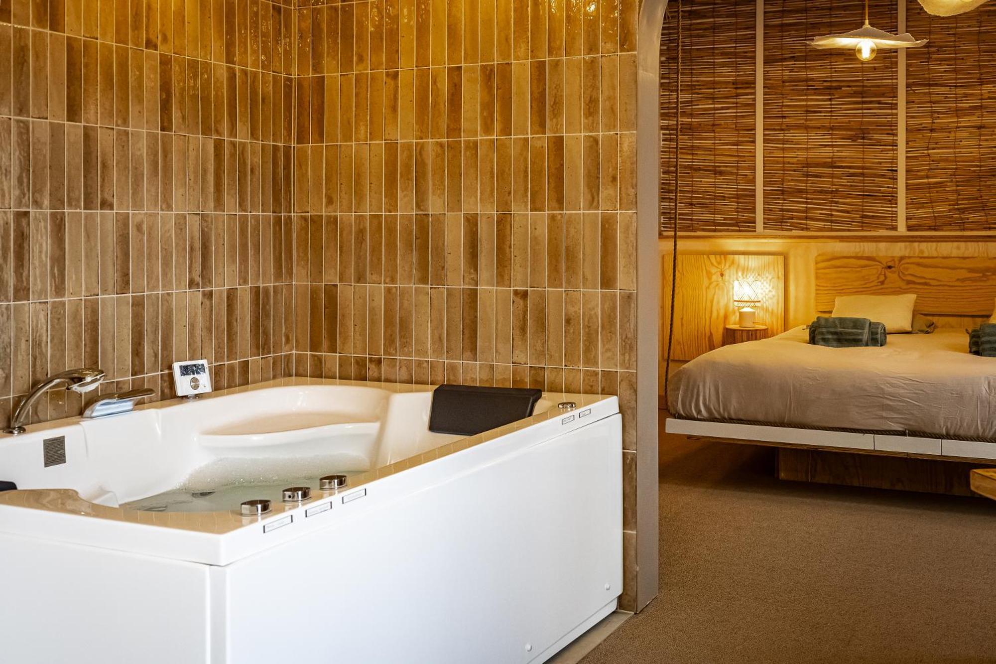 Love Room Suite Bali - Auray En Bretagne Brech Exterior photo